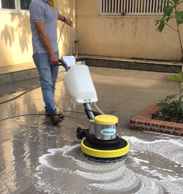 Sử dụng loại hóa chất vệ sinh phù hợp với loại chất liệu sàn nhà